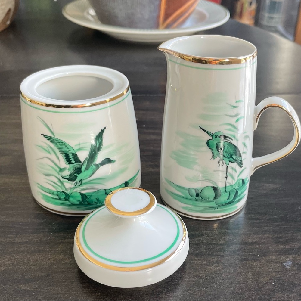 Cream and sugar set. Small. Approximately 5” height
Very sweet